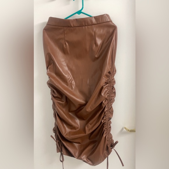 The Brand Label Two Piece - Picture 4 of 9